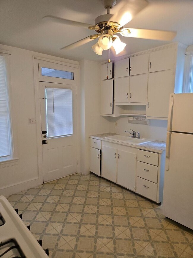 Building Photo - 552 E King St