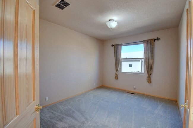 Building Photo - High Desert Custom Beauty 3 Bedroom 2 bath...