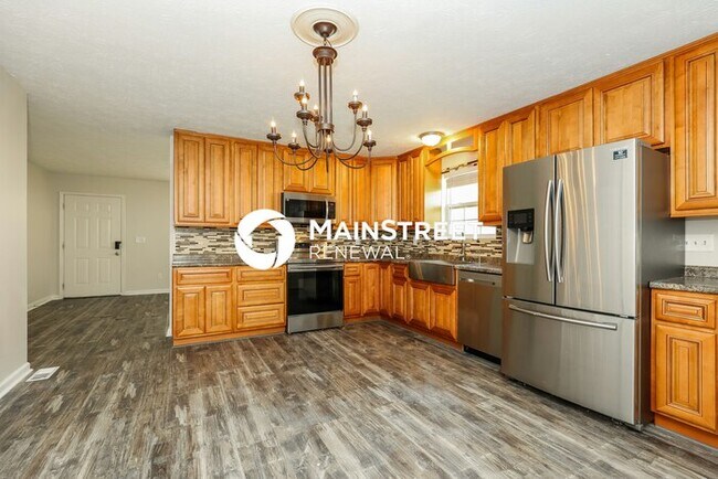 Building Photo - 5 Bedroom Pet-Friendly Home in Knoxville, TN with Main Street Renewal