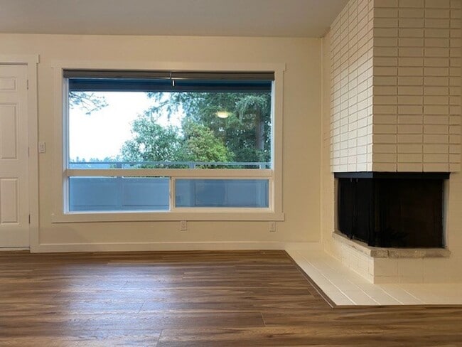 Building Photo - Updated 2bed/1bath Apartment in Redmond!