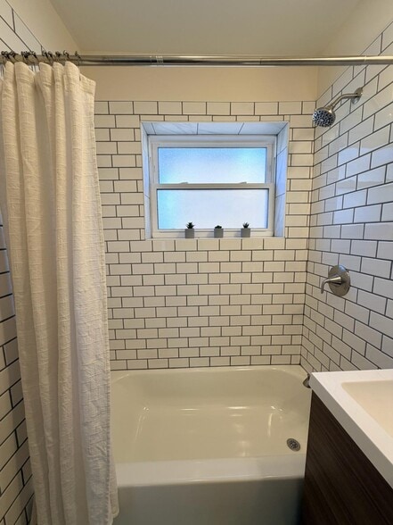 Building Photo - 6304 W Diversey Ave