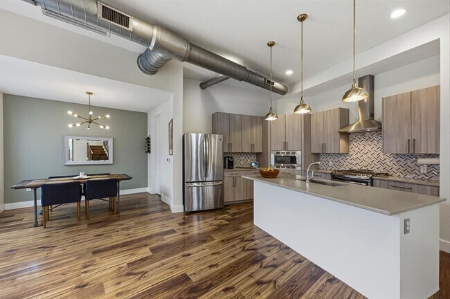 Building Photo - 1405 Camelot Cir