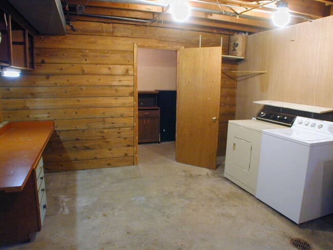 Building Photo - House For Lease