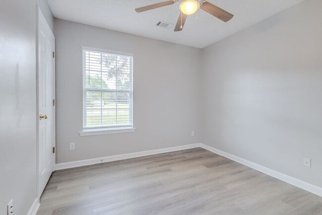 Building Photo - Well-Maintained 3BR, 2BA Home with 1-Car Garage