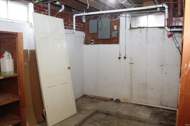 Building Photo - 2100 E Gum St