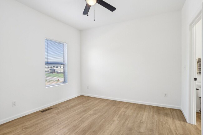 Building Photo - 1604 Parkview Dr