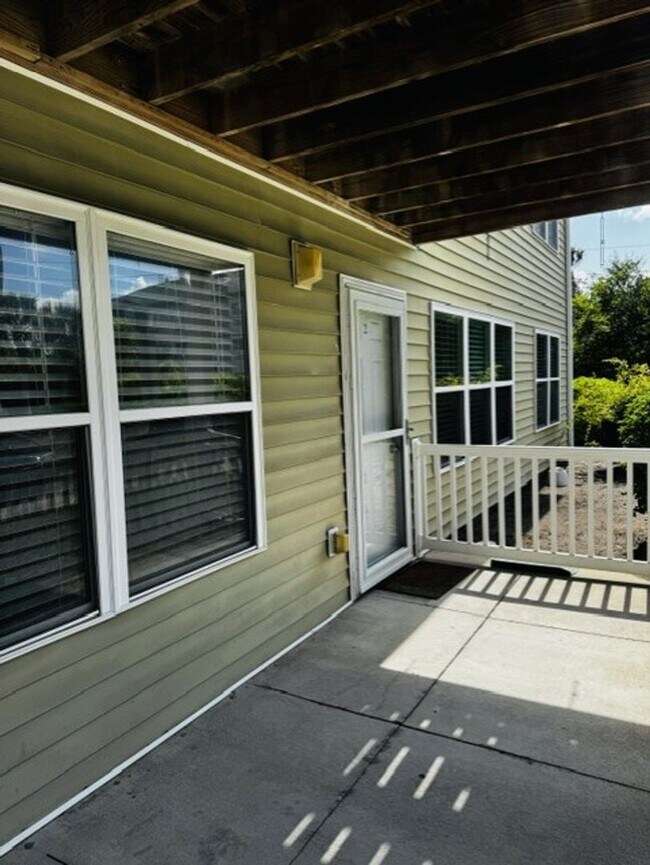 Building Photo - 2 bedroom 2 bath condo located close to beaches, shopping and restaurants