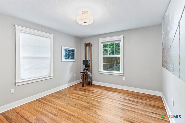 Building Photo - 2404 Oak Crest Ave
