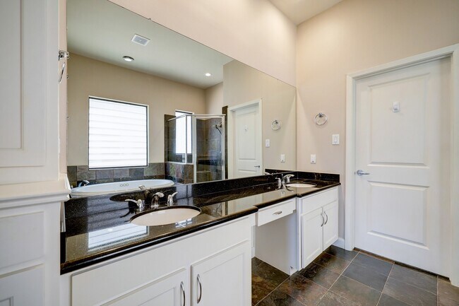 Building Photo - 5202b Rose St