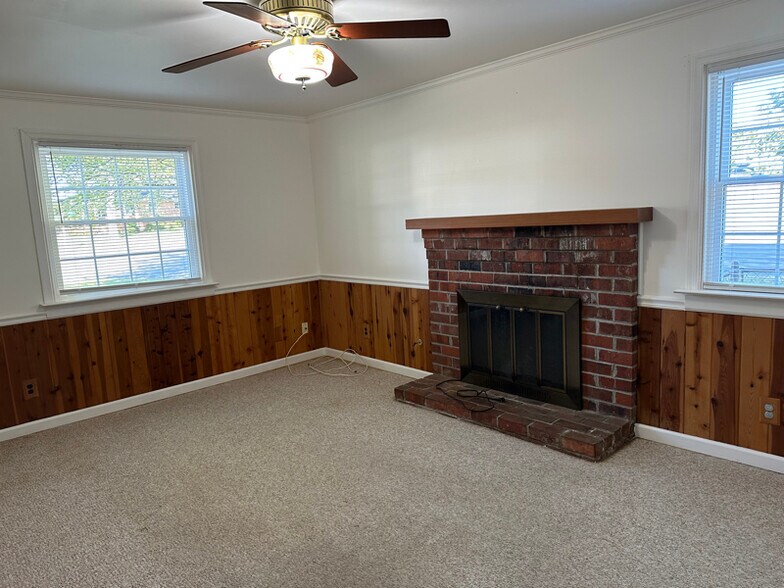 Building Photo - 9201 Woodlake Dr