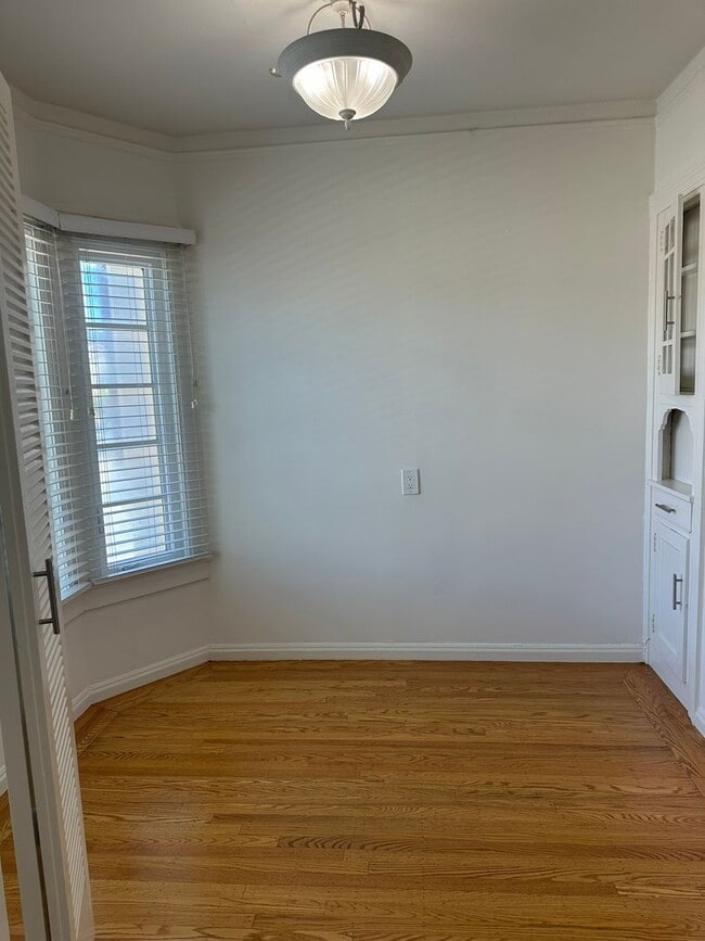 Building Photo - Bright & Charming Miraloma Home