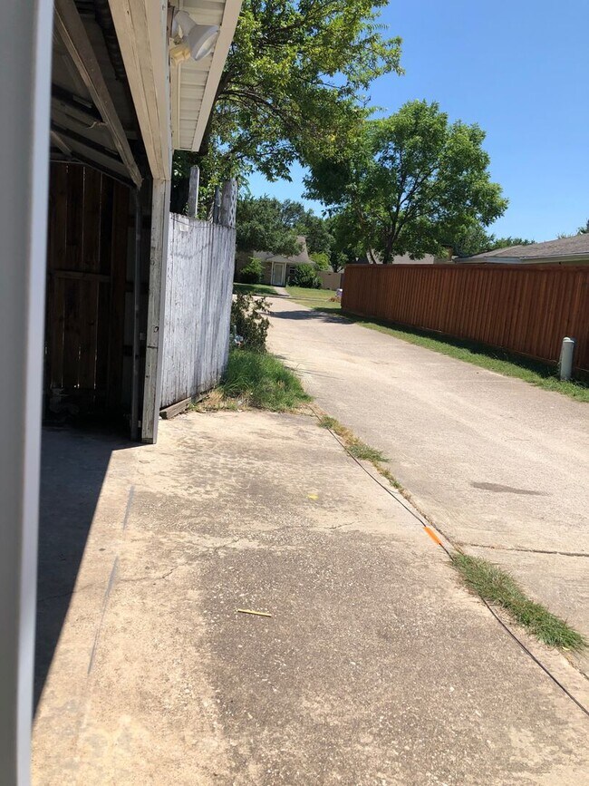 Building Photo - 704-706 Towne House Lane
