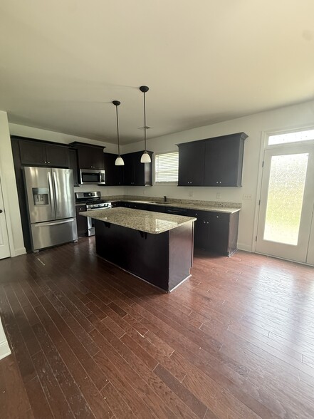 Building Photo - 6035 Stonebrook Ln