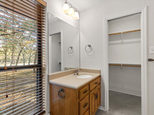 Building Photo - Gorgeous 3 bed room 2 bath in Decatur