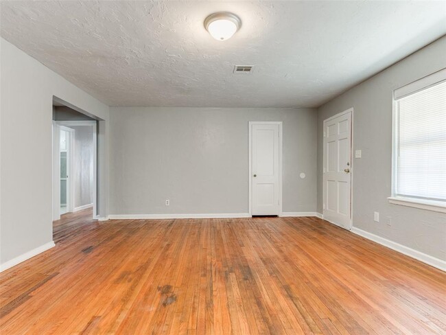 Building Photo - 1321 Campbell Rd