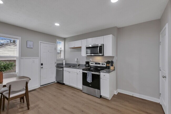 Building Photo - Modern 2BR Townhouse | Walk to Downtown | All Utilities Included