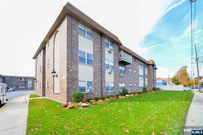 Building Photo - 199 Bergen Turnpike