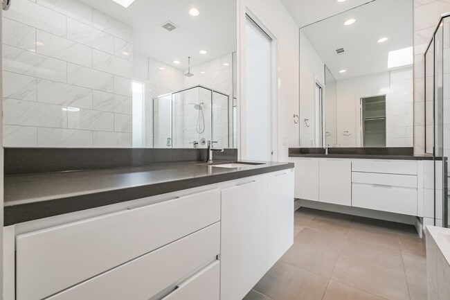 Building Photo - Welcome to this absolutely STUNNING Townhome!!