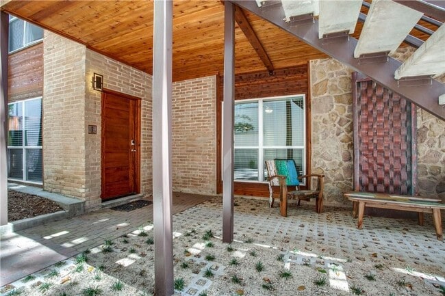 Building Photo - Adorable Condo in Oak Lawn!