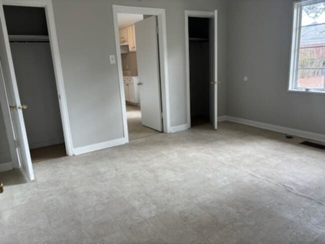 Building Photo - 335 Cummins St