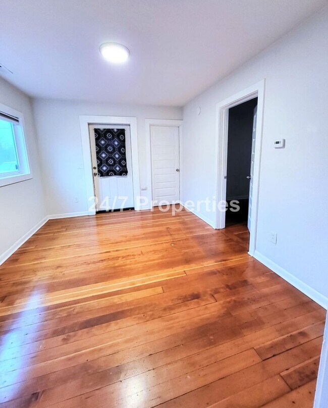 Building Photo - Classic 1 BD | 1 BA Cottage w/ Fenced Yard - SE Portland