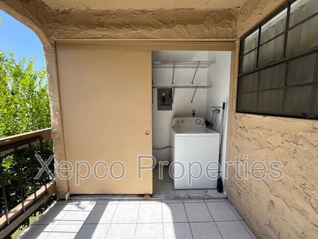 Building Photo - 5300 E Waverly Dr