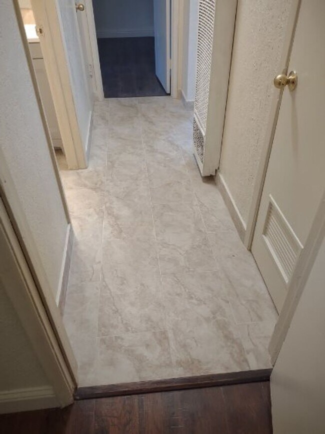 Building Photo - Refurbished 2bd Apartment in 4-Plex Building