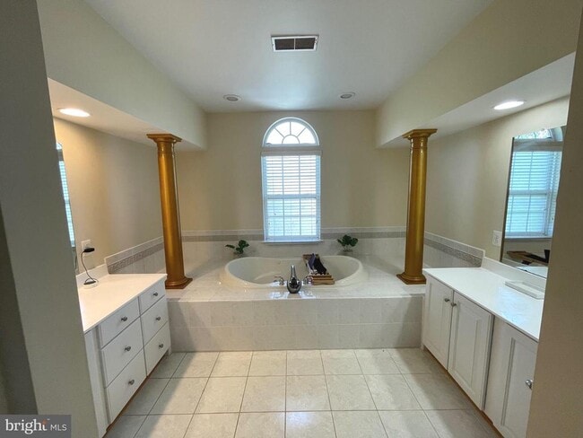 Building Photo - 513 Glenbrook Dr
