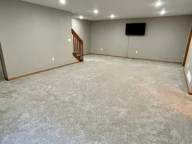 Building Photo - 738 NE Spring St