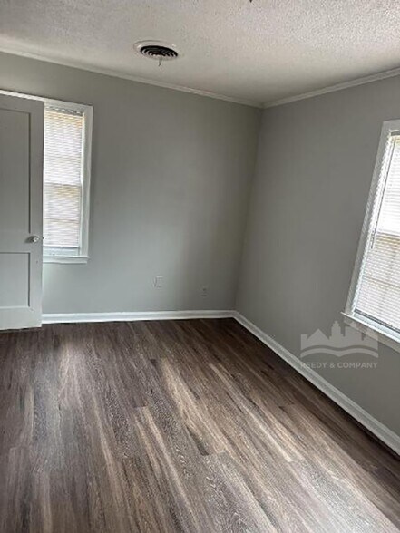 Building Photo - 1240 Robin Hood Ln