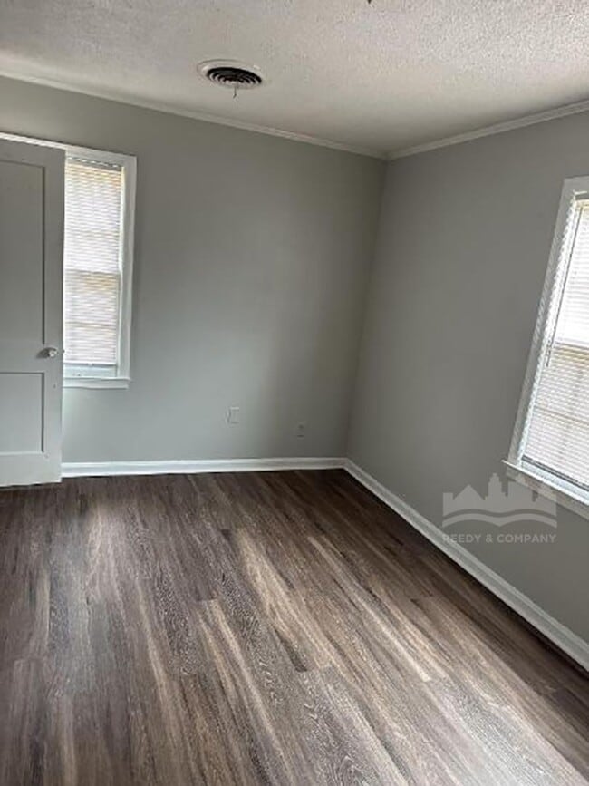 Building Photo - 1240 Robin Hood Ln