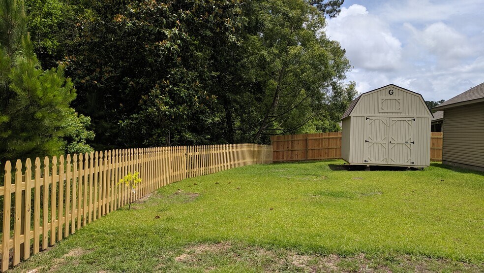 Building Photo - 742 Red Pine Dr