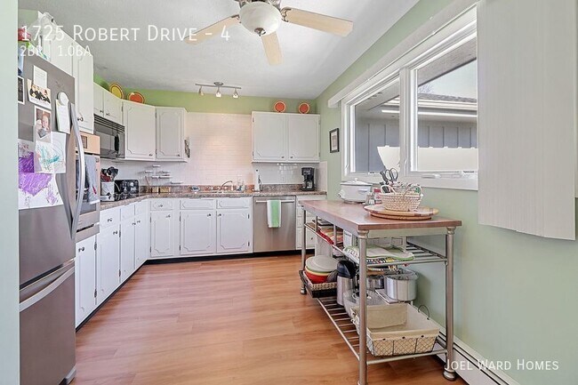 Building Photo - Two Bedroom Apt with Pool and Garage
