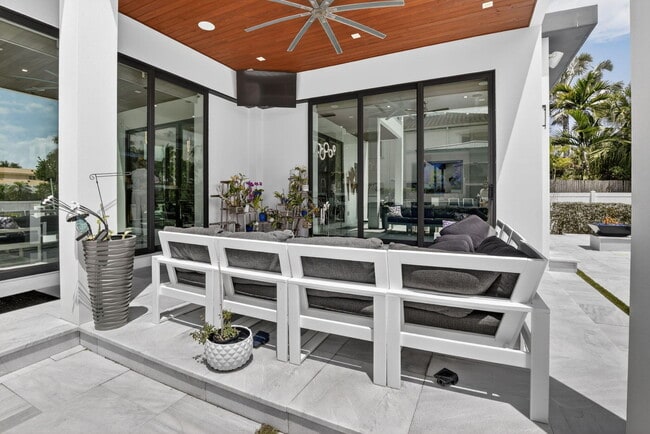 Building Photo - 334 Isle of Capri Dr