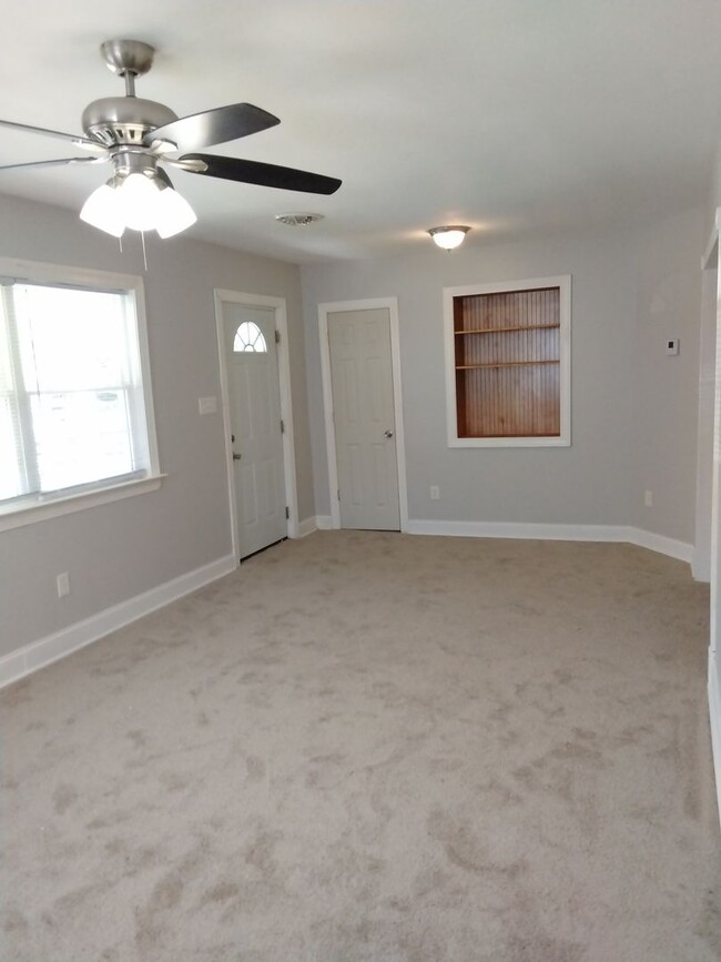 Building Photo - Charming 3-Bedroom Home with Fresh Updates...