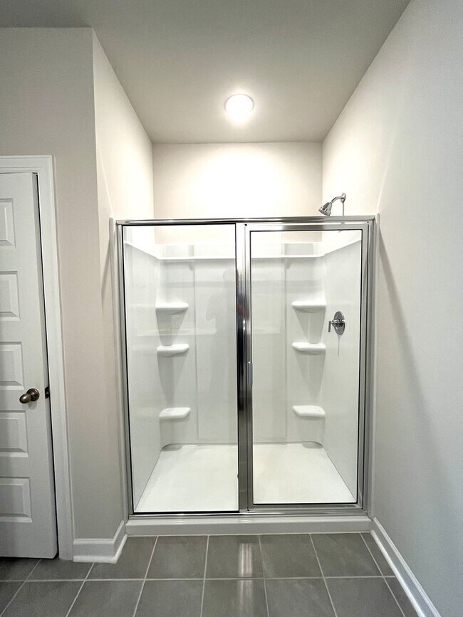 Building Photo - 3 BR, 2 BA with Fenced Yard and Fantastic Amenities!