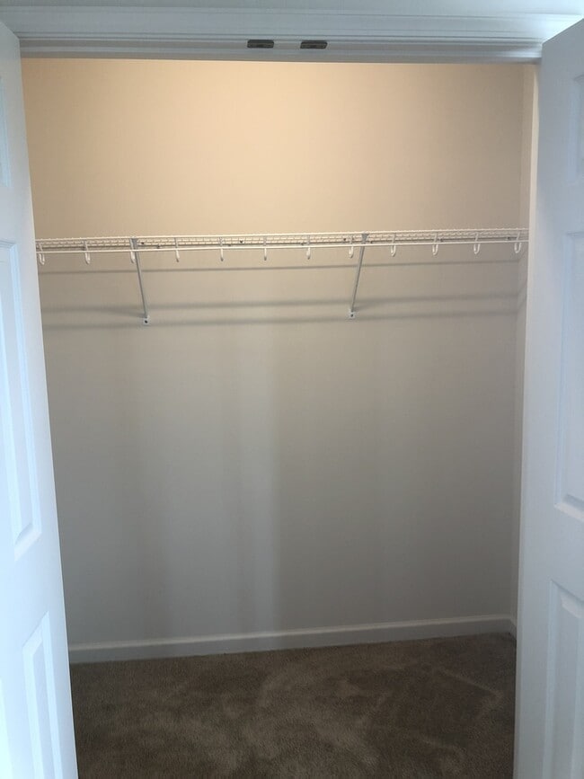Building Photo - Two Master Suite Apartment Townhouse