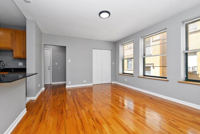 Building Photo - Three Bedroom in South Shore
