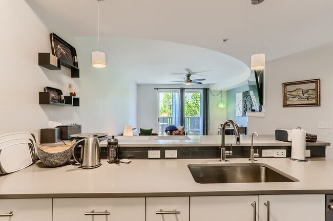 Building Photo - Modern 1 BDR Condo in Holiday Neighborhood