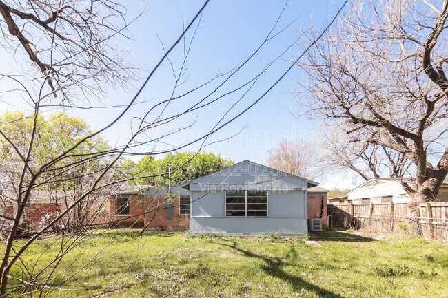 Building Photo - 4850 Bedford Dr