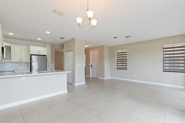 Building Photo - Northwest 61 Lane, Doral, FL 33178 - 4 BR 3.5 BA Townhouse