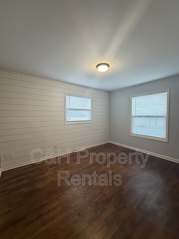 Building Photo - 915 Avenue F