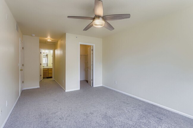 Building Photo - Check out this 2 bed 3 1/2 bath NOW!