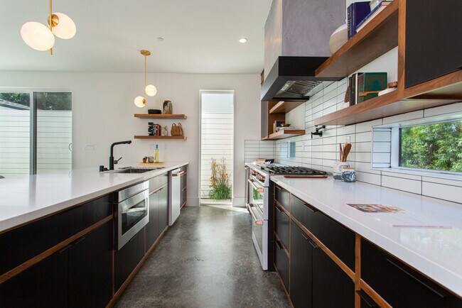 Building Photo - Federal Pearl Villas