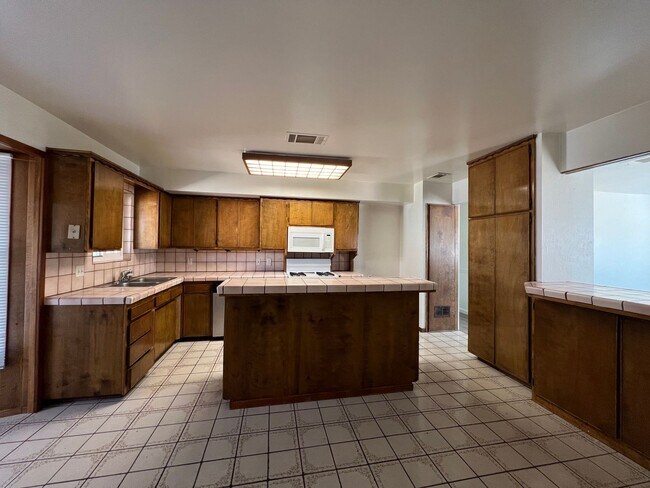 Building Photo - Beautiful 4 Bedroom 2 Bathroom Home