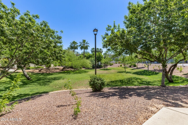 Building Photo - 2256 E Huntington Dr