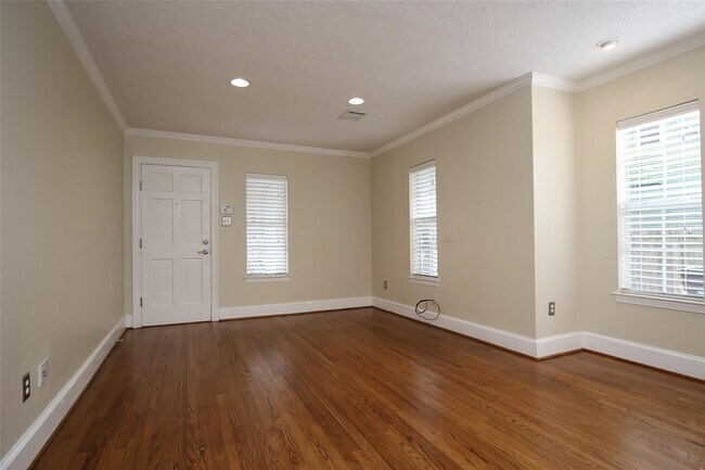 Building Photo - 1010 Louise St