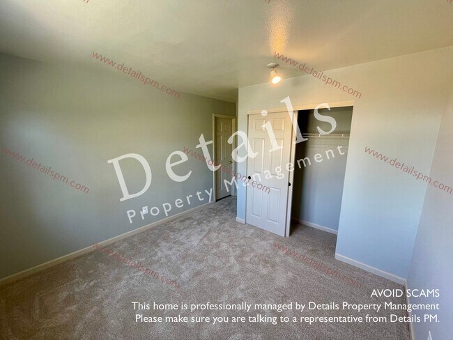 Building Photo - **APPLICATION PENDING** 3 BR bedroom Silverdale Townhouse