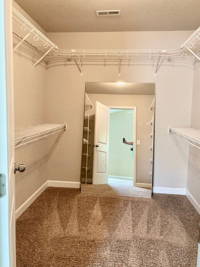 Building Photo - 5 Bedroom 3 Bath Hubert Home for Rent
