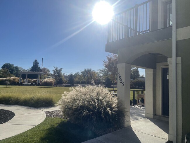 Building Photo - 3855 Gartmore Ln